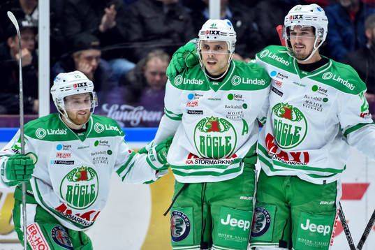 Rögles Daniel Widing jublar med lagkamrater