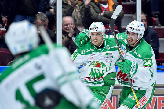 Rögles Daniel Widing jublar med lagkamrater