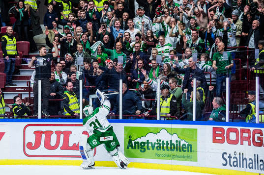 Rögles målvakt Ville Kolppanen jublar med supportrarna