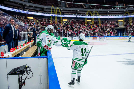 Rögles Bryan Lerg jublar med lagkamraterna