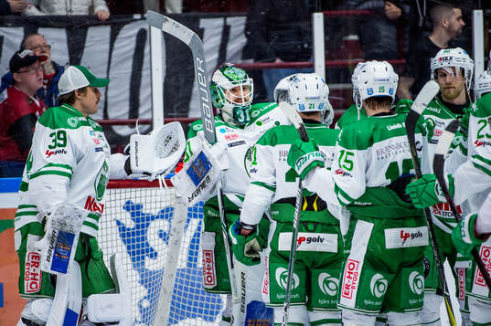 Rögles målvakt Ville Kolppanen jublar med lagkamraterna