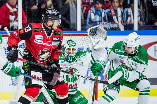 Malmö Redhawks Christoffer Forsberg mot Rögles målvakt