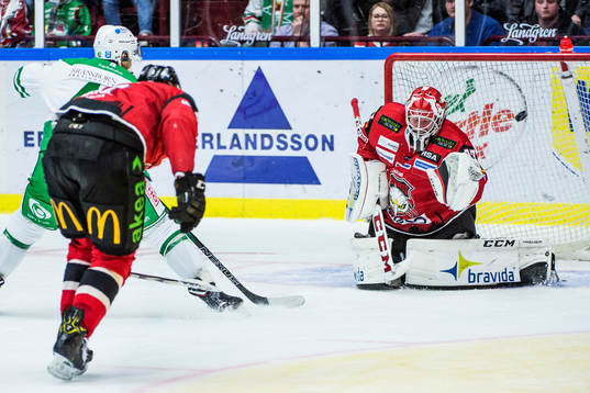 Rögles Daniel Widing gör 1-5 på Malmö Redhawks målvakt