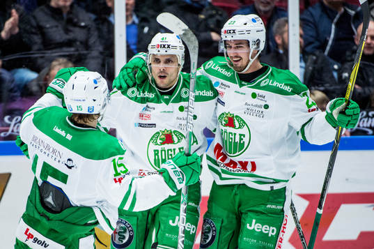 Rögles Daniel Widing jublar med Simon Ryfors och Daniel