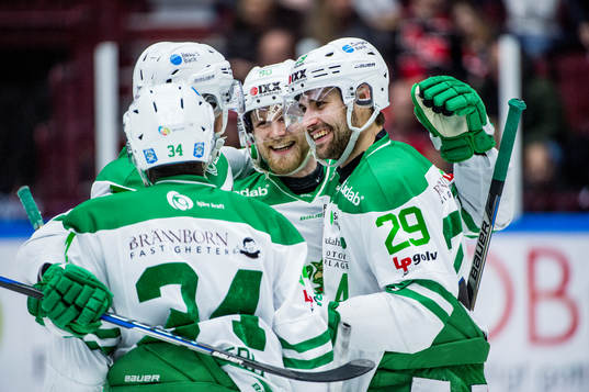 Rögles Ludvig Rensfeldt jublar med Juhamatti Aaltonen och