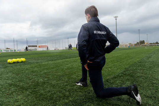 En spelare stretchar på ett träningsläger den 5 februari 2018 i Salou. 