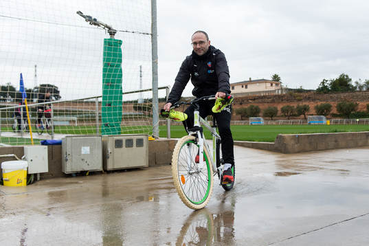 Helsingborgs tränare Per-Ola Ljung cyklar hemåt
