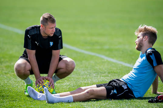 Malmö FFs sjukgymnast Jesper Robertsson i samtal med Rasmus Bengtsson