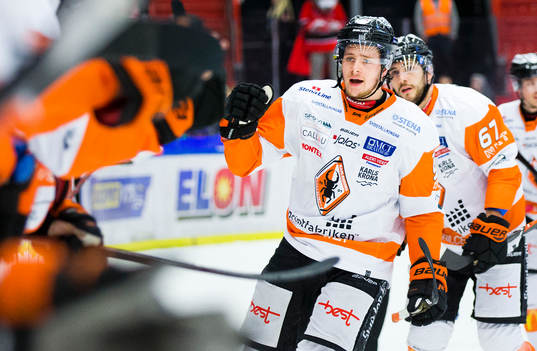 Karlskronas Carl Persson jublar vid 1-1