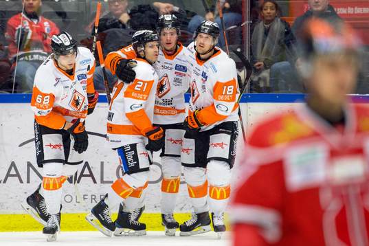 Karlskronas Carl Persson jublar med lagkamrater