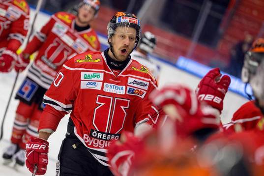 Örebros ö20 jublar med lagkamrater