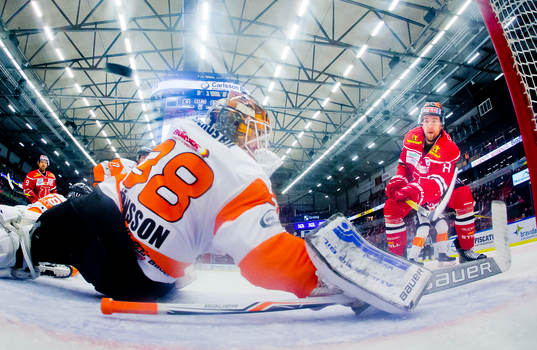 Örebros Tyson Spink gör 1-0 på Karlskronas målvakt