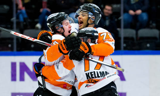 Karlskronas Carl Persson gör 3-4 och jublar med Joel