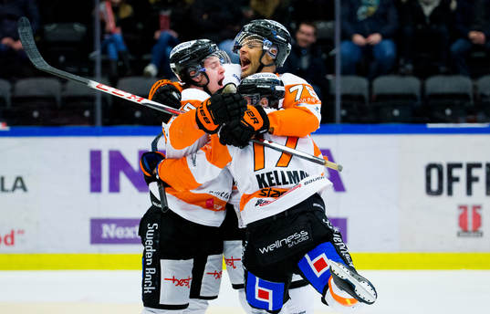 Karlskronas Carl Persson gör 3-4 och jublar med Joel