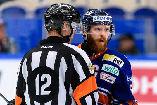 Växjös Liam Reddox pratar med Domare Mikael Andersson