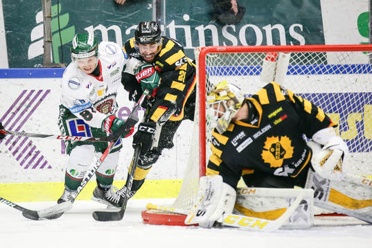 Skellefteås Johan Alm  och målvakt Gustaf Lindvall