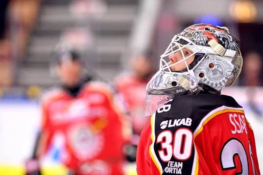 Luleås målvakt Filip Gustavsson värmer upp
