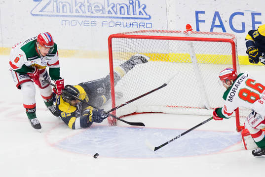 Moras Robin Johansson och Mathias Bromé försvarar mot