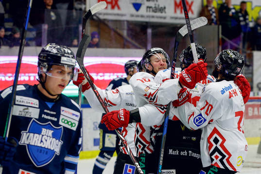 Vita Hästens Jesper Samuelsson jublar med lagkamrater