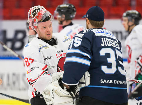 Vita Hästens målvakt Pontus Sjögren tackar Karlskogas