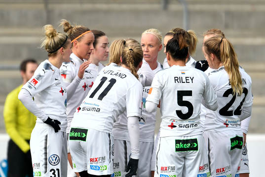 Rosengårds Sanne Troelsgaard Nielsen jublar med lagkamrater efter att hon gjort 1-0-målet