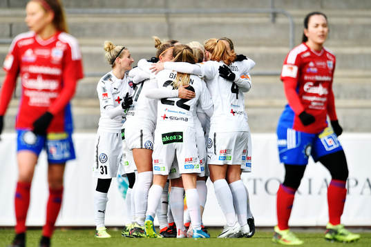 Rosengårds Sanne Troelsgaard Nielsen jublar med lagkamrater efter att hon gjort 1-0-målet