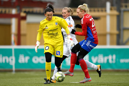 Vittsjös målvakt Shannon Lynn och Sandra Adolfsson samt