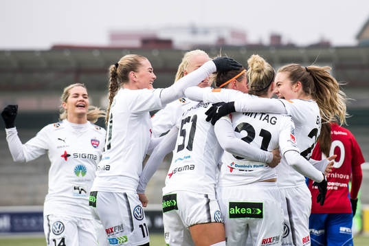 Rosengårds Sanne Troelsgaard jublar efter 2-0 målet