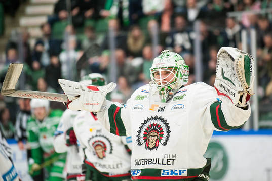 Frölundas målvakt Johan Gustafsson jublar