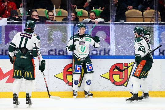 Färjestads Christoffer Törngren (mitten) jublar med