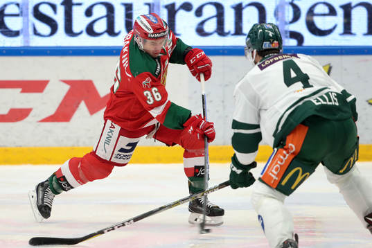 Moras Jason Akeson skjuter och Färjestads Morgan Ellis