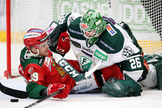 Moras Jacob Nilsson och Färjestads målvakt Stefan Steen i