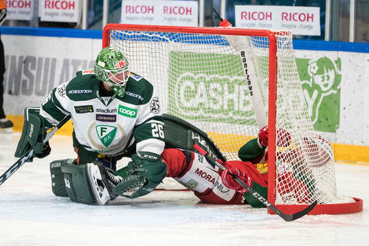 Färjestads målvakt Stefan Steen och Moras John Persson  i
