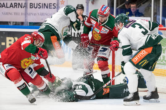 Moras Tomas Skogs och John Persson framför Färjestads