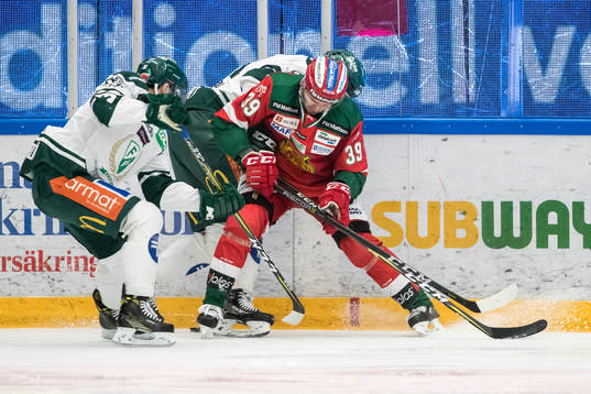 Moras Jacob Nilsson och Färjestads Niklas Fogström  i