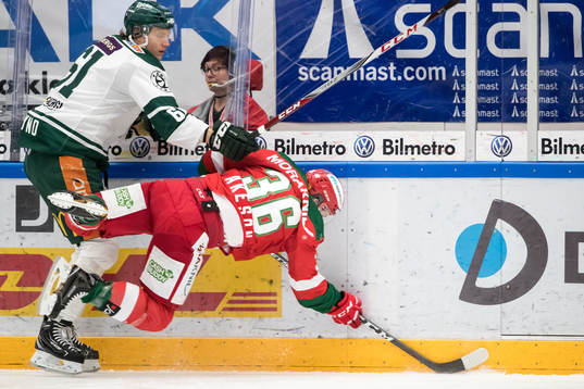 Färjestads Johan Ryno tacklar Moras Jason Akeson   i