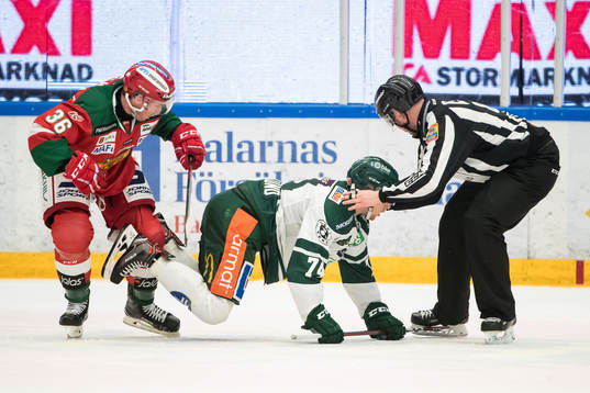 Moras Jason Akeson  och Färjestads Rasmus Asplund och