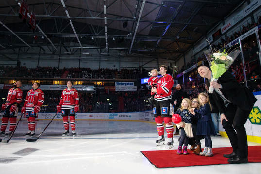 Örebros VD Mikael Johansson med Kalle Olsson med familj