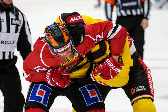 Örebros Glenn Gustafsson och Luleås Robin Kovacs i en fajt