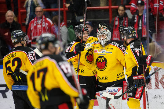 Luleås målvakt Filip Gustavsson jublar med lagkamrater