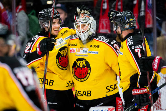 Luleås Oscar Engsundm målvakt Filip Gustavsson och Jan