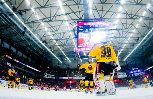 Jubel framför Luleås målvakt Filip Gustavsson
