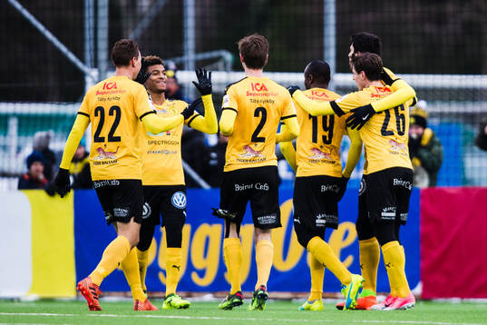  Frejs Nsima Peter jublar med Joseph Ceesay och lagkamrater efter 1-0