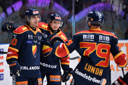 Djurgårdens Gustav Possler (till vänster) jublar med