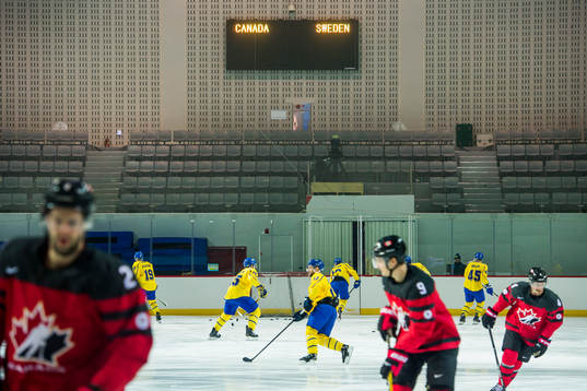 The players of Sweden and Canada