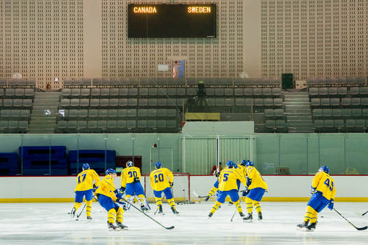 The players of Sweden and Canada