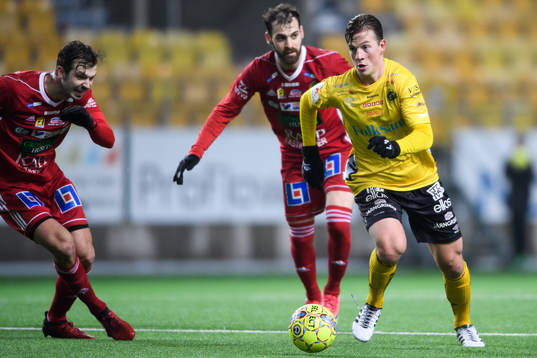 Elfsborgs Simon Olsson och Skövdes Bilos Yonakhir