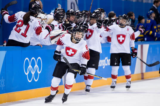 Bla gjennom flere bilder av 2018 Winter Olympics, Day 5, Ice Hockey, Women's Preliminary Round, Sweden- Swit