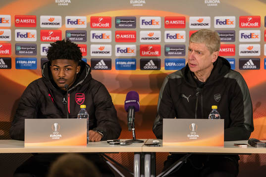 Arsenals Ainsley Maitland-Niles och Arsène Wenger