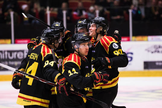 Brynäs Kevin Clark jublar med Henrik Larsson och Jesper